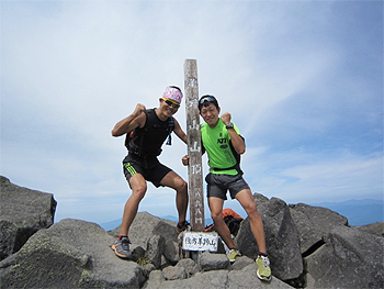 [写真]羊蹄山山頂で新田選手と嶋田コーチ