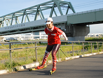 [写真]ローラースキートレーニングをする太田選手