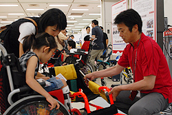 ［写真］子供と荒井監督