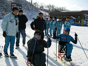 [写真]シットスキーを指導する長田選手