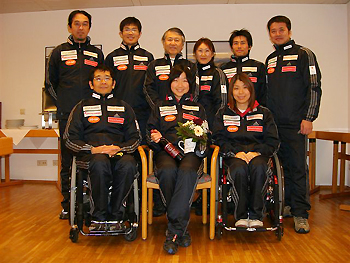 [写真]祝福する日本選手