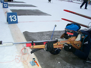 [写真]射撃練習する近藤選手