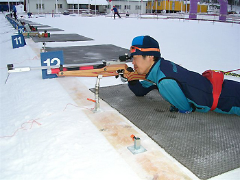 [写真]射撃練習する新田選手