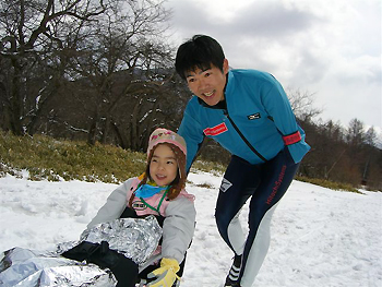 [画像]新田選手と一緒にすべる