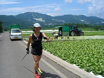 [写真]高原野菜レタス畑を行く太田選手