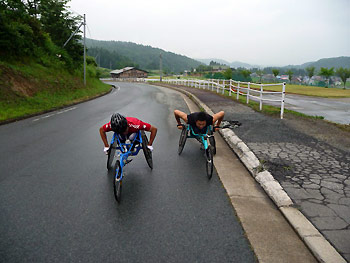 [写真]レーサーで早朝練習する長田選手と久保選手