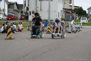 [写真]車いすタイムトライアル