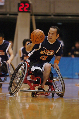 [写真]プレー中の及川選手