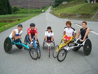 [写真]尾花沢合宿 レーサーに乗っている選手たち