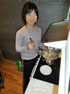 [写真]鮭鍋を作る太田選手