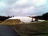 [写真]おが屑が取り除かれた雪山