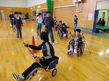 [写真]子供たちと久保選手