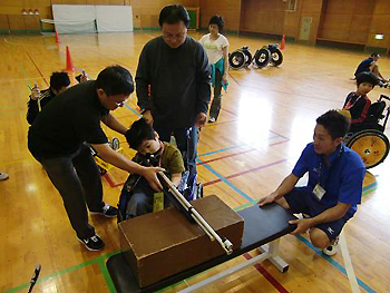 [写真]バイアスロンに挑戦