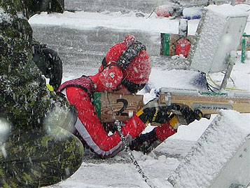 [写真]射撃する平沢選手