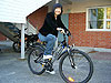 [写真]マウンテンバイクに乗る太田選手