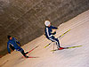 [写真]スキートンネルで太田渉子選手と並走するレイヨ氏