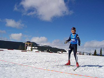 [写真]3月13日バイアスロンロング　ゴールする太田渉子