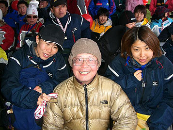 [写真]前田会長を囲んで