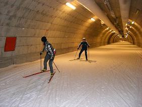 [写真]小林深雪選手　スキートンネル