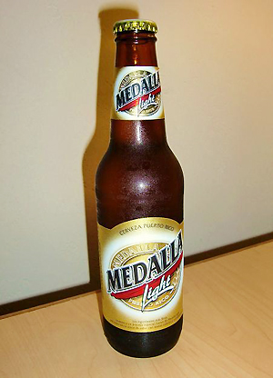 [写真]プエルトリコのビール　メダージャ