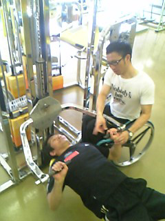 [写真]ウェイトトレーニングする久保選手と長田
