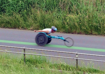 [写真]レーサーで走り込みをする久保恒造