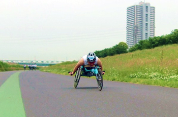 [写真]レーサーで走り込みをする久保恒造