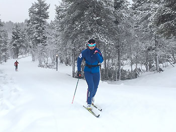 [写真]阿部友里香選手の雪上トレーニング