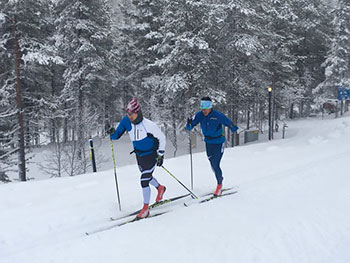 [写真]雪上トレーニング中の新田選手とトレーニングパートナーの向さん