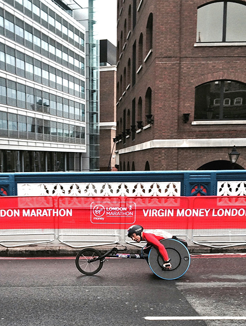 2015年ロンドンマラソンの久保選手　この時も路面が悪くパンクして自ら修理した