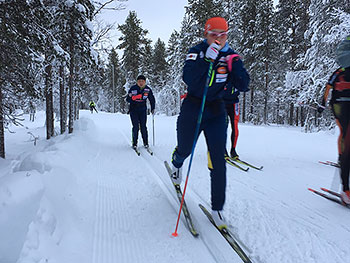 [写真]スキートレーニングする阿部選手と出来島選手