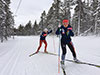 [写真]スキートレーニングする阿部選手と出来島選手
