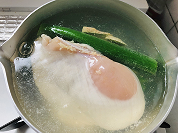 [写真]湯が沸いたら、ムネ肉をいれ再沸騰