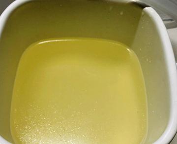 [写真]茹で汁をこしました。きれいな黄金色です