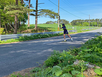 [写真]ローラースキーのトレーニングをする阿部選手