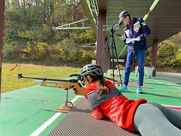 [写真]射撃練習をする阿部選手