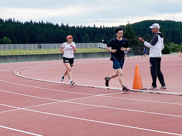 [写真]3000m測定、向コーチがペースメイカーになってくれました