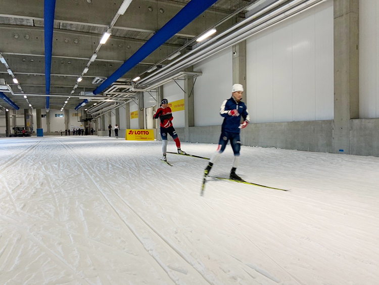 [写真]スキートンネルでのトレーニング