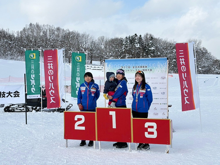 [写真]全日本障害者クロスカントリースキー競技大会の表彰台