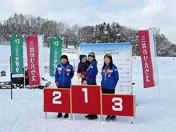[写真]全日本障害者クロスカントリースキー競技大会の表彰台