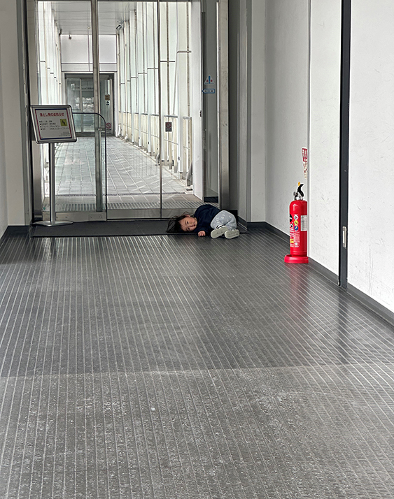 [写真]託児所に迎えにいった帰り道、まだ遊んでいたい！