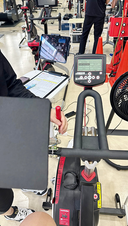[写真]国立スポーツ科学センターでバイクトレーニング