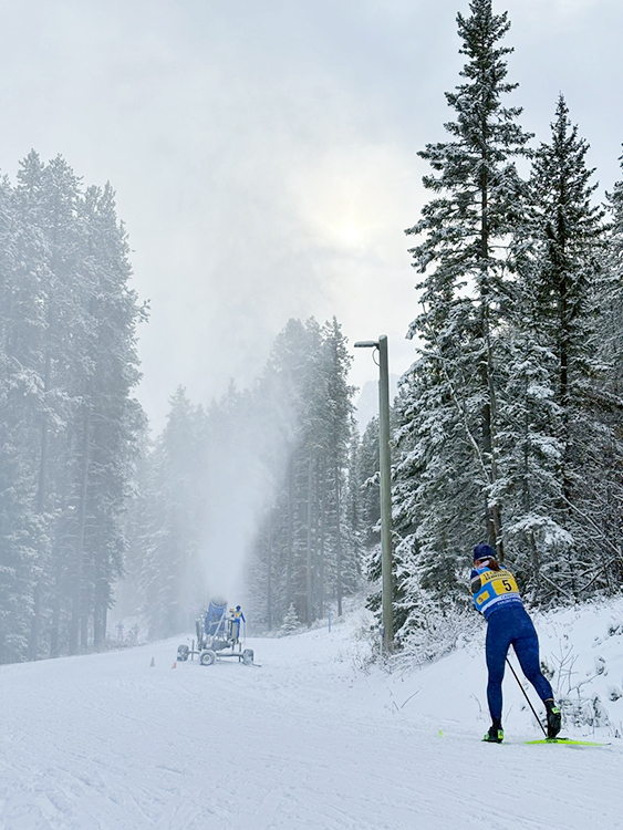 [写真]人口降雪機フル稼働