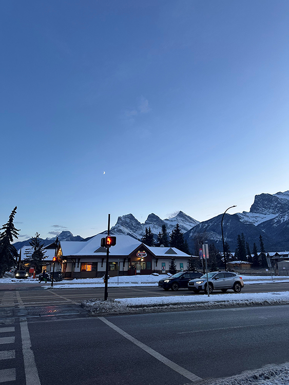 [写真]3つ並んでる山はスリーシスターズ