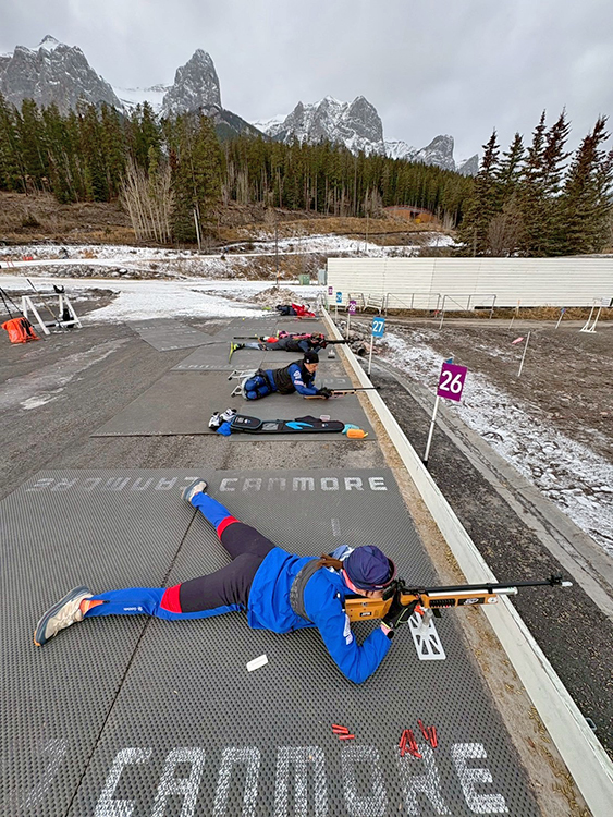 [写真]雪のないバイアスロンの射撃場