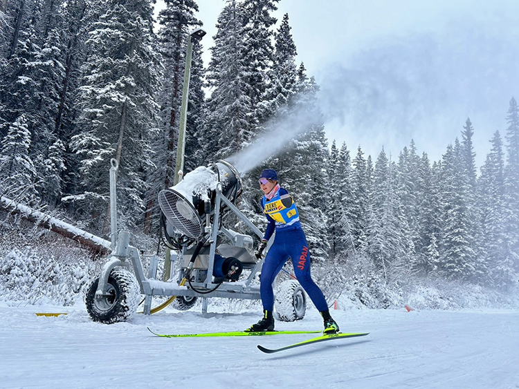 [写真]人口降雪機フル稼働