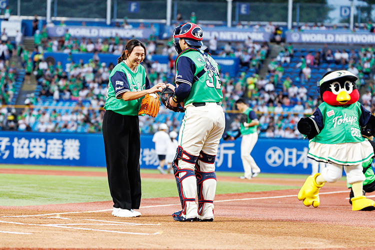 [写真]捕手の方からボールを渡され、ドキドキ！