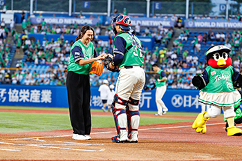 [写真]捕手の方からボールを渡され、ドキドキ！