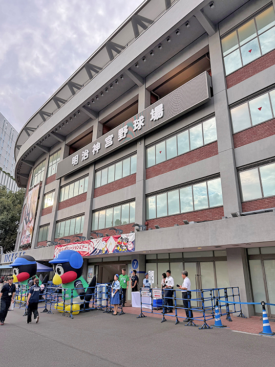 [写真]神宮球場前です