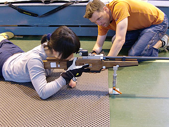 [写真]太田渉子選手の動作をチェックするビッレ氏